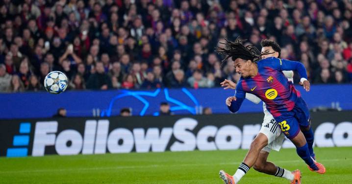 Rescata Kounde triunfo del Barcelona ante Frankfurt