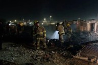 Fuego destruye cuartos de madera en lote baldío de la Carlos Chavira