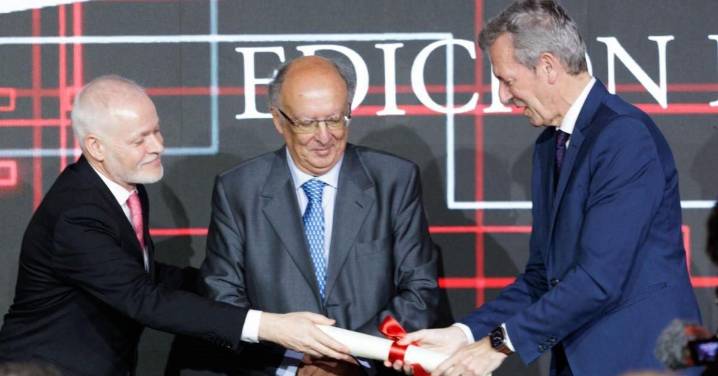 González Laxe recibe de Rueda el Premio Fernández Latorre