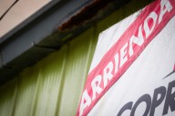 Algunas comunas superan los $2.200.000: ¿Cuánto hay que ganar para arrendar un departamento de una pieza en la RM?