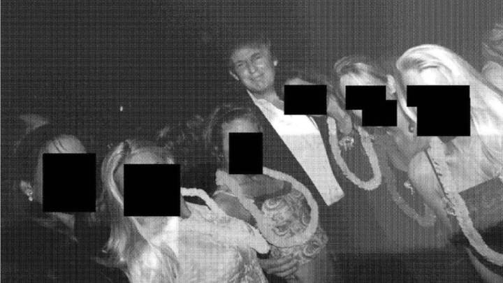 Publican fotos de Trump rodeado de mujeres en la mansión de Epstein