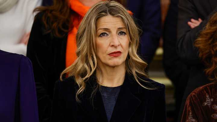 Yolanda Díaz se compra el traje de efecto terciopelo más viral de Mango y tú también deberías hacerlo para esta Navidad