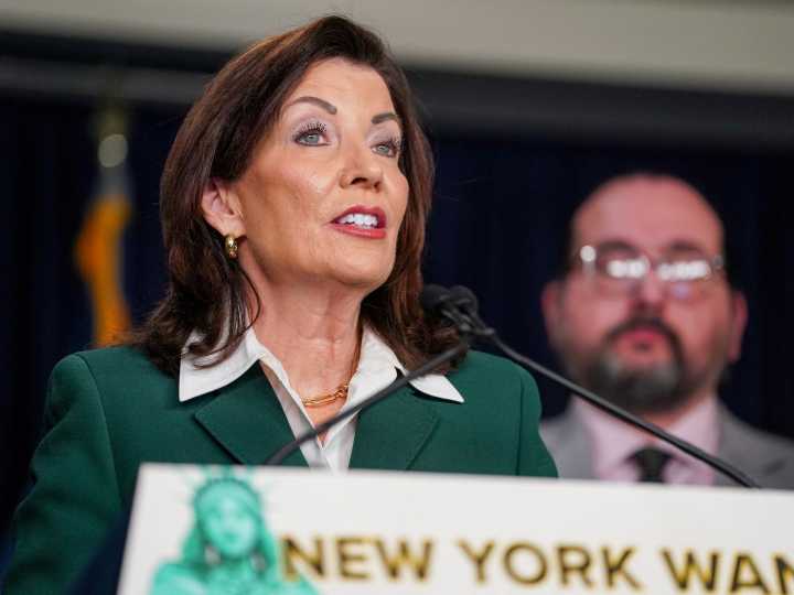 Buenas noticias para Nueva York: una ley que espera la firma de Kathy Hochul impactaría en el metro y los trenes de larga distancia