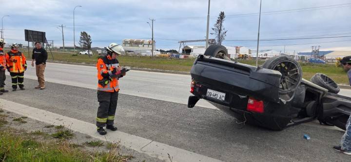 Vehículo termina sobre bandejón central en Avenida Carlos Ibáñez