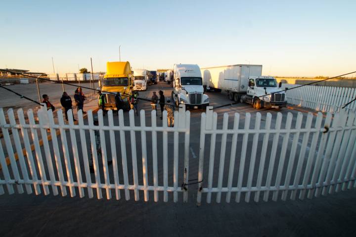 #MEXICALI | Agricultores continúan bloqueando la garita comercial de Mexicali; aseguran bloqueo durará mínimo 24 horas