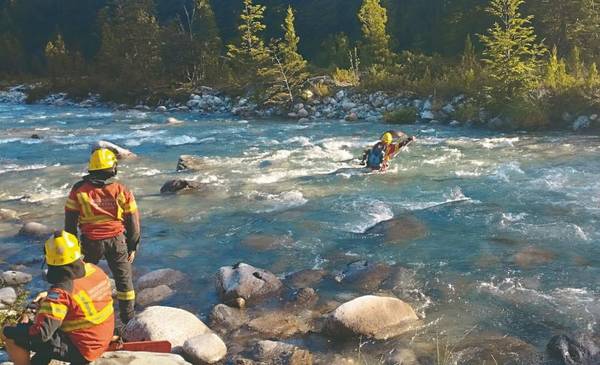 Con mayor despliegue de personal y equipamiento, fortalecen el operativo para controlar el incendio en El Turbio