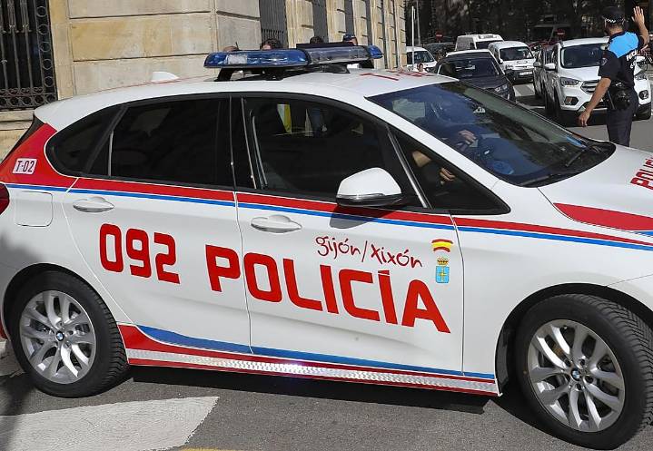 Una mujer amenaza a dos jóvenes con unas tijeras tras acusarlos de robarle el móvil en Gijón
