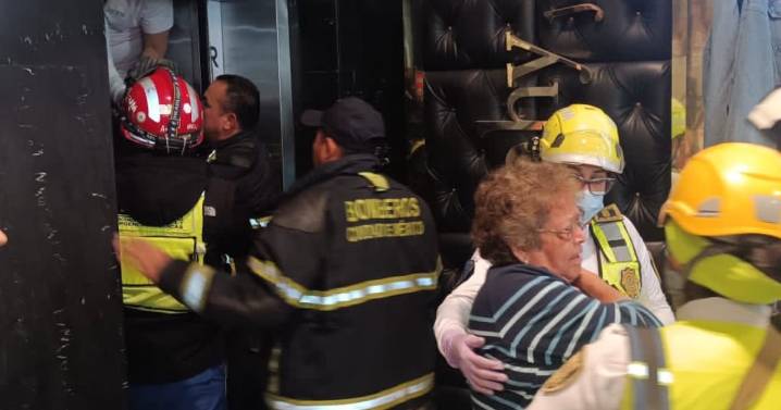Rescatan a 13 personas tras falla en un elevador de la Cuauhtémoc; así los encontraron