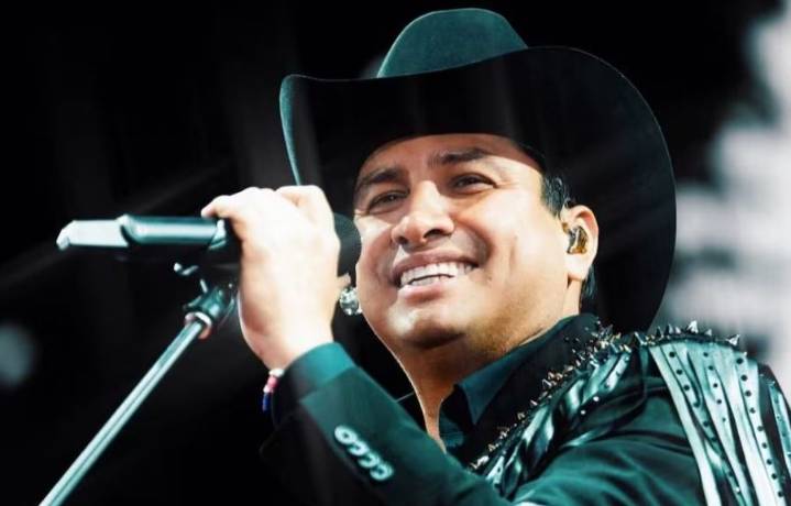 Julión Álvarez explota en pleno concierto por celulares lanzados por fans