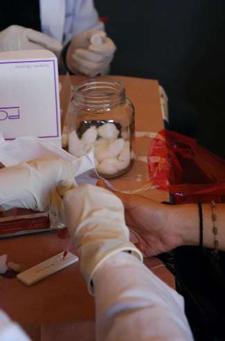 Iniciativa de Sheinbaum sacrifica recursos para pacientes con VIH; en riesgo, 18 mil casos