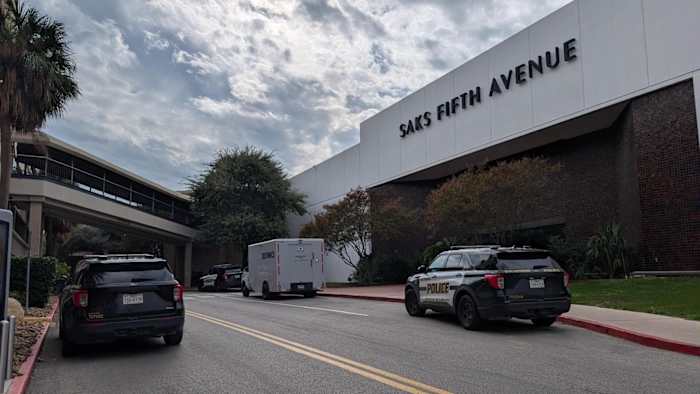 2 people on the run in connection with robbery at North Star Mall, SAPD says