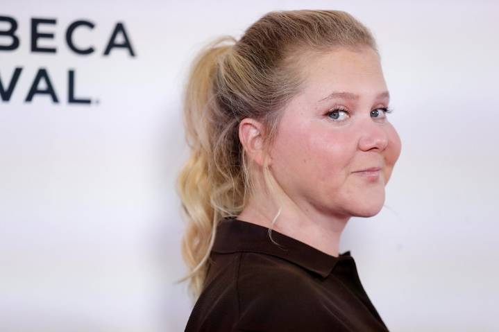 Amy Schumer ditches wedding ring in hyper