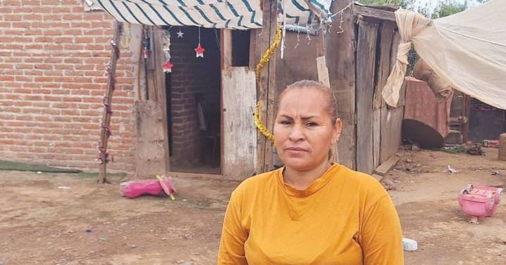 Familia de Gabriela en la Invasión Tres Reynas se duerme temprano y con suéteres por el frío que pasan en su hogar