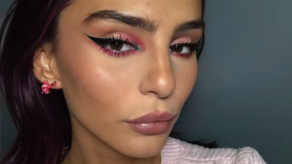 Juanita Tinelli mostró el maquillaje cat eye más jugado del verano, en fucsia y turquesa