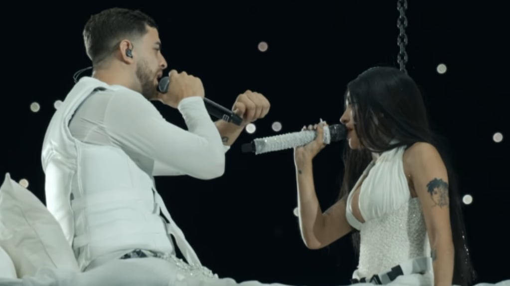 Dieron a conocer qué dice el tatuaje de J Rei que hizo llorar a María Becerra durante su show