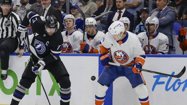 Lightning drop 3rd straight game with home loss to Islanders