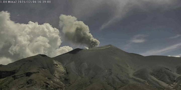 La alerta Naranja se mantiene en el volcán Puracé por sismicidad y emisiones recientes, según el SGC