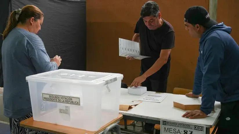 Segunda vuelta en Chile: abren los colegios electorales para el balotaje presidencial entre Jara y Kast
