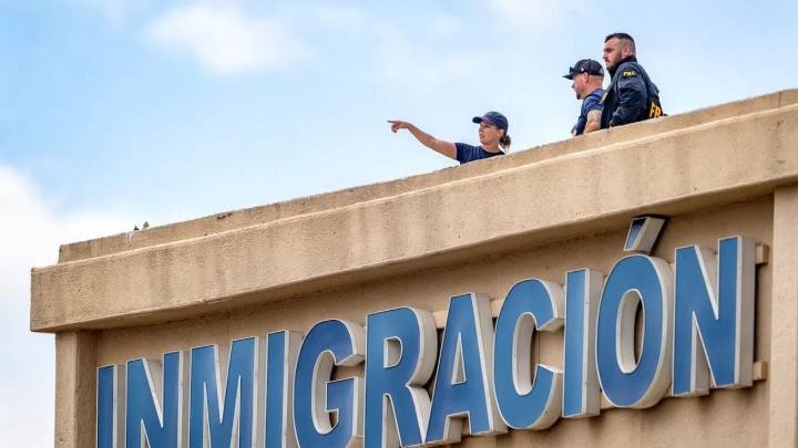 Revelan acuerdo entre la TSA y el ICE para identificar y detener a viajeros con órdenes de deportación