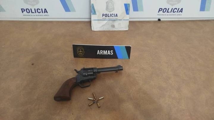 Amenazó a motociclista con un revólver tras discutir por el ruido del caño de escape