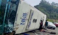 Tragedia en carretera: camión con indígenas rumbo al norte del país vuelca y deja un muerto