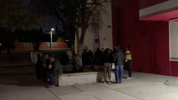 Saltillenses madrugan por registro para pensiones del Bienestar