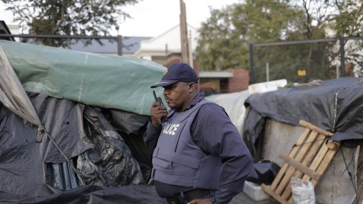 Sudáfrica: al menos once muertos en un tiroteo en un albergue de trabajadores