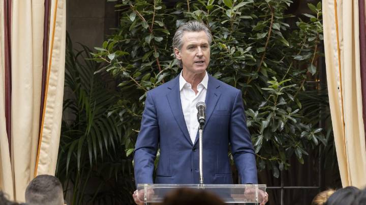 Gavin Newsom evita la palabra "Navidad" y le desea a los californianos “Felices Fiestas” durante el encendido del árbol