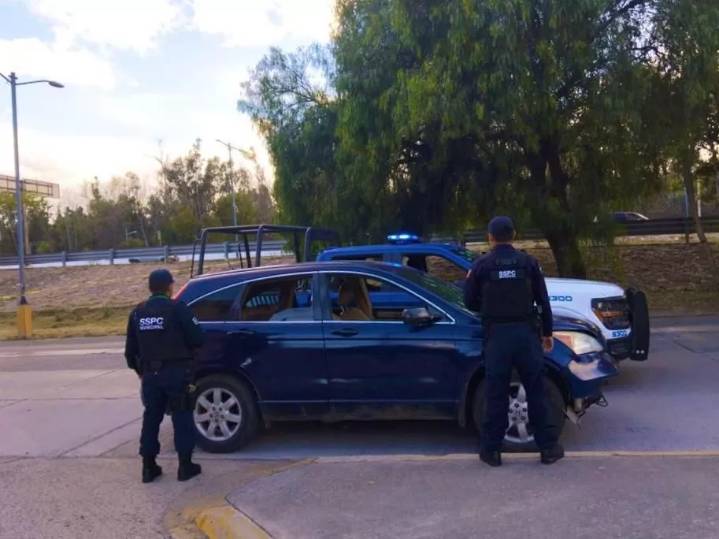 Policía de la Capital asegura camioneta con armas de uso exclusivo del Ejército al exterior del parque Tangamanga