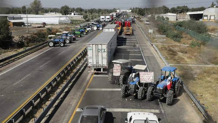 Deja bloqueo en la autopista Acatzingo–Ciudad Mendoza a familias en incertidumbre y sin servicios básicos