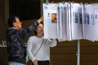 Hong Kong vota en elecciones legislativas tras un incendio mortal