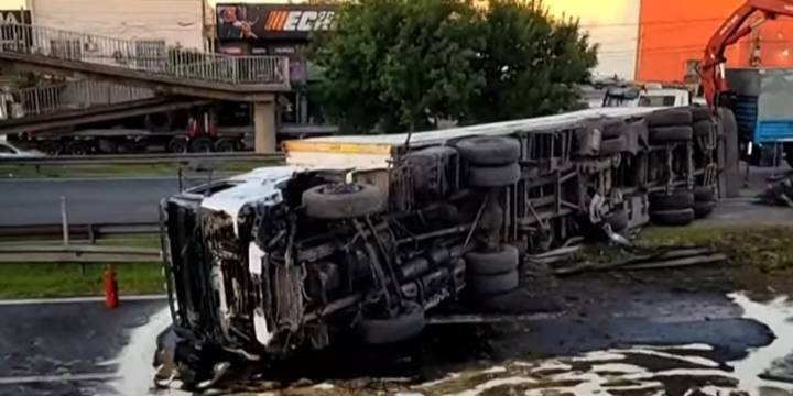 Accidente en Panamericana: volcó un camión con aceite y hay demoras para circular