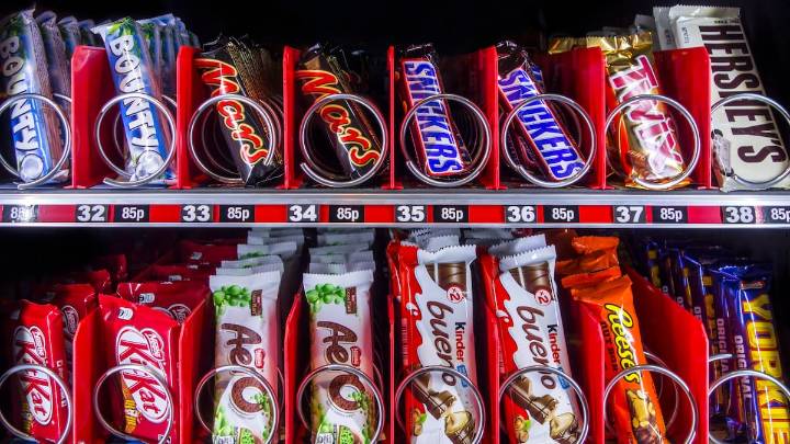 Menos chocolate y más fruta y yogures: el Ministerio de Consumo exigirá un 80% de productos saludables en las máquinas de hospitales y residencias