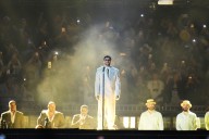 Bad Bunny se levanta con humor tras caída en su show en el Estadio GNP en México