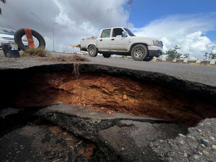 Conductores alertan sobre hundimiento en un tramo de la av. Rómulo Gallegos de Maturín