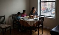 Cómo las familias latinoamericanas enfrentaron Días de Acción de Gracias llenos de miedo en la era Trump en Estados Unidos
