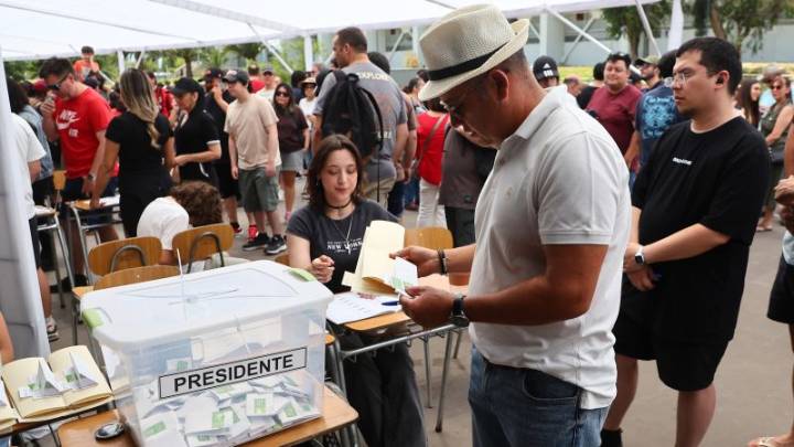 Voto obligatorio en Chile decidirá entre la izquierda de Jara y la ultraderecha de Kast