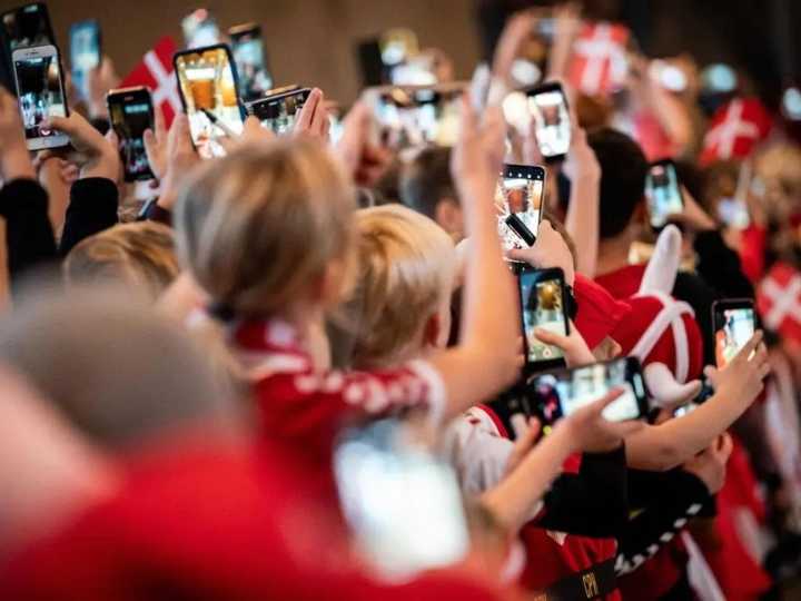 Por qué algunos países podrían copiar la prohibición de Australia sobre el uso de las redes sociales por parte de los niños