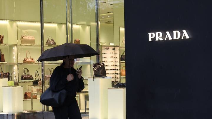 La Fiscalía de Milán pide documentación a 13 marcas de moda, entre ellas Prada o Versace, para verificar si hay explotación laboral