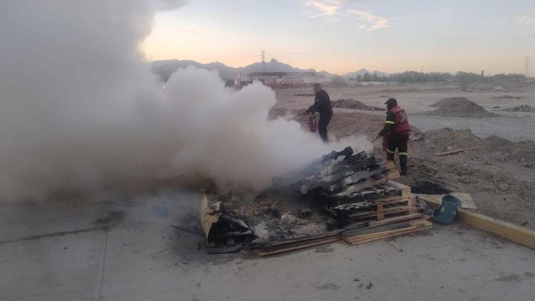 Ayudaron policías a apagar incendio en Villa Colonial