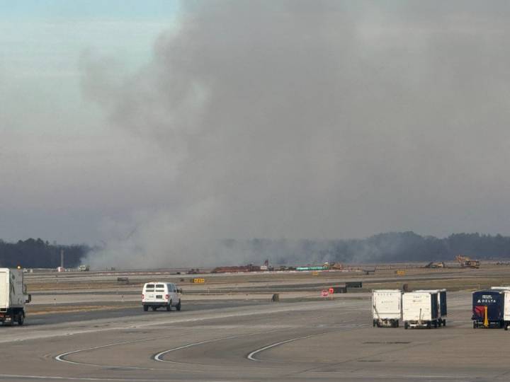 Officials: United flight lands safely at Dulles after power loss in engine