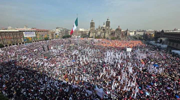Simpatizantes de Sheinbaum se concentran en el Zócalo para celebrar siete años de la 4T