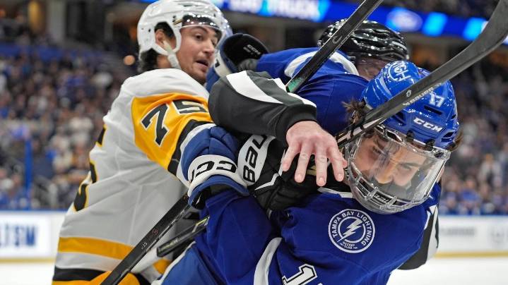 Malkin breaks late tie with 2nd goal of game, Penguins beat Lightning 4
