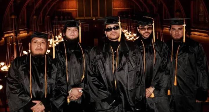 Fuerza Regida recibe el Premio Trailblazer de Harvard y celebra con toga, birrete y mariachi