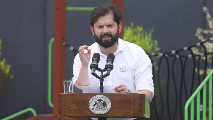 Presidente Boric califica de "inaceptable" la violencia de los "overoles blancos" en el Instituto Nacional