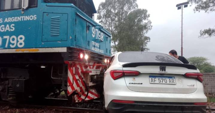 Un tren embistió a un auto en Río Piedras