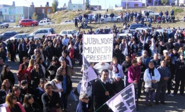 Conflicto en Santa Cruz: municipales realizan un paro por incumplimiento de pago