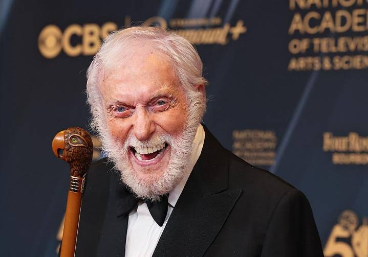 El deshollinador de 'Mary Poppins' cumple 100 años ¡y sigue en activo!