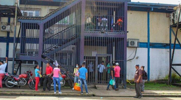 Estaban aceptando los Bonos de la Patria frente al materno y les robaron los teléfonos