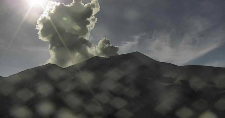 Volcán Puracé de Colombia emite columna de ceniza de 700 metros y sigue en alerta naranja